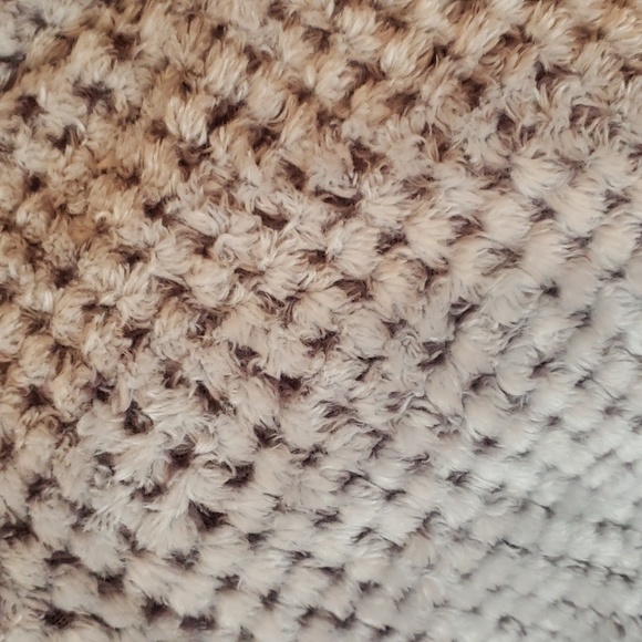 Laura Ashley Chenille Cape/Wearable Blanket, Sz. S/M - Picture 5 of 5